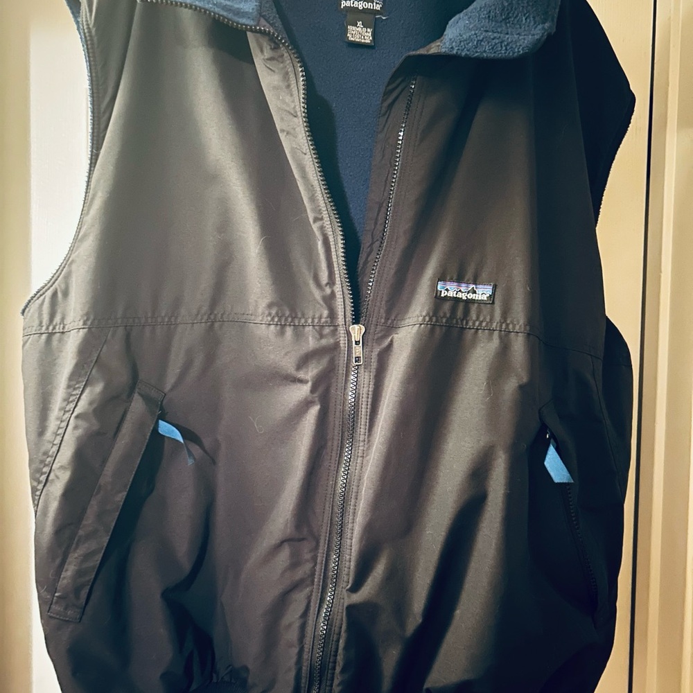 Patagonia Men's Black and Blue Vest